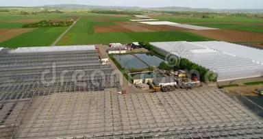 现代化的大型温室，一个大型的农业综合体，飞过绿茵场环绕的温室